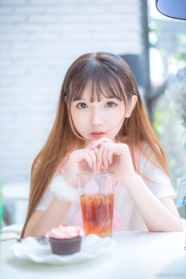 “主公……”黄权站出来一步，面色有些复杂的摇了摇头。